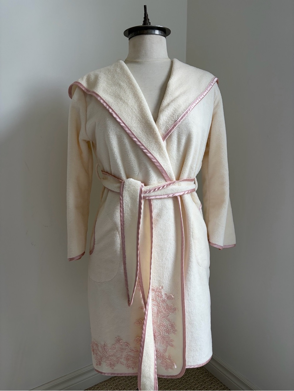 NUSA Cream & Pink Embroidered Hooded Robe - Bamboo Blend - SIZE S⁠